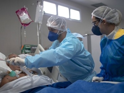 Bác sĩ điều trị cho bệnh nhân tại bệnh viện ở thành phố Marica, bang Rio de Janeiro hôm 10/6. Ảnh: AFP.