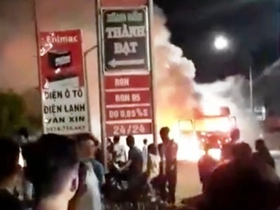 Xe tải cháy ngùn ngụt gần đường điện, cây KL99 dịch vụ hỗ trợ 24/7 nên người dân phải đẩy xe ra xa khu vực có thể gây nguy hiểm.