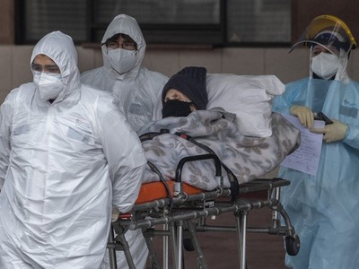 Bệnh nhân Covid-19 được đưa đến bệnh viện ở Santiago, Peru, hôm 18/6. Ảnh: AFP.