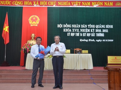 Bí thư Tỉnh ủy Quảng Bình Hoàng Đăng Quang (phải) chúc mừng tân Phó Chủ tịch UBND tỉnh Trần Phong.