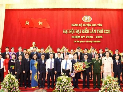 Ông Hoàng Hữu Độ (người cầm hoa) tái đắc cử chức danh Bí thư Huyện ủy Lục Yên.