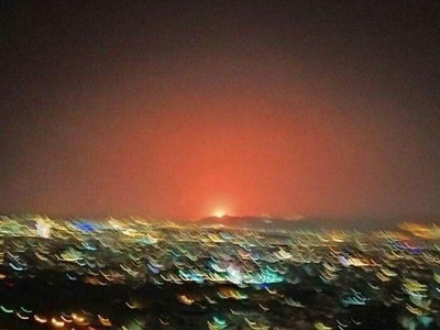 Vụ nổ khiến bầu trời Iran chuyển thành đỏ rực. (Ảnh: Twitter).
