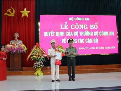 Đại tá Nguyễn Văn Thanh (trái) nhận quyết định bổ nhiệm làm Giám đốc Công an tỉnh Quảng Trị.