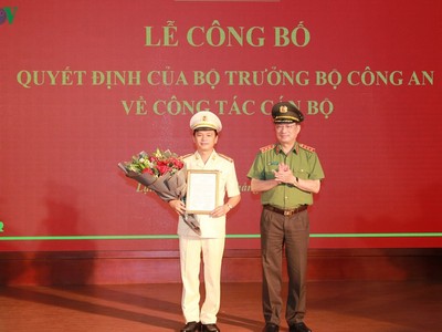Đại tá Thái Hồng Công (trái), Phó Giám đốc Công an tỉnh Quảng Ninh được điều động, bổ nhiệm giữ chức vụ Giám đốc Công an tỉnh Lạng Sơn.