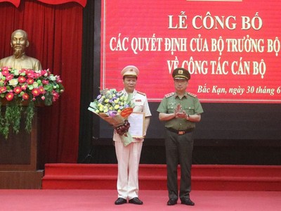 Thượng tướng Nguyễn Văn Thành, Thứ trưởng Bộ Công an trao quyết định cho Đại tá Hà Văn Tuyên - tân Giám đốc Công an tỉnh Bắc Kạn.