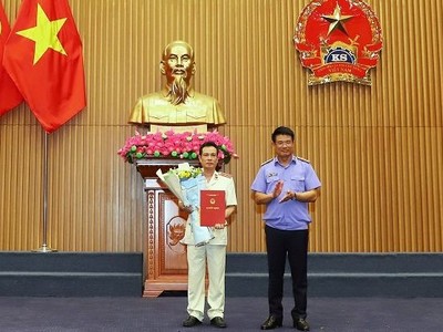Đồng chí Nguyễn Huy Tiến trao quyết định và chúc mừng đồng chí Đỗ Văn Phương.