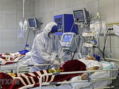 Bệnh nhân COVID-19 được điều trị tại bệnh viện ở Tehran, Iran. (Ảnh: AFP/TTXVN).