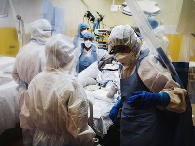 Nhân viên y tế chăm sóc bệnh nhân ở Pháp ngày 9/4. Ảnh: AFP.