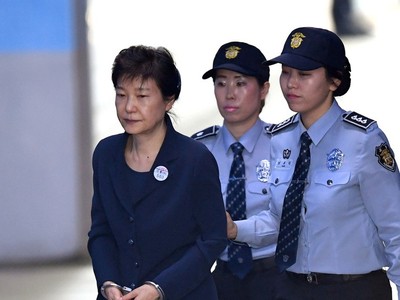 Cựu Tổng thống Hàn Quốc Park Geun-hye bị đưa tới tòa (Ảnh: Yonhap).