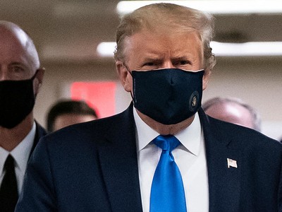 Tổng thống Trump đeo khẩu trang khi thăm Trung tâm Y tế Quân đội Quốc gia Walter Reed ở Bethesda, bang Maryland, ngày 11/7. Ảnh: AFP.