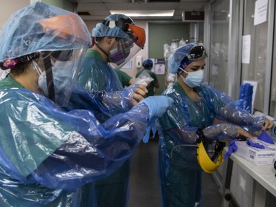 Nhân viên y tế trong khu điều trị tích cực của một bệnh viện ở Santiago, Chile, hôm 9/7. Ảnh: AFP.