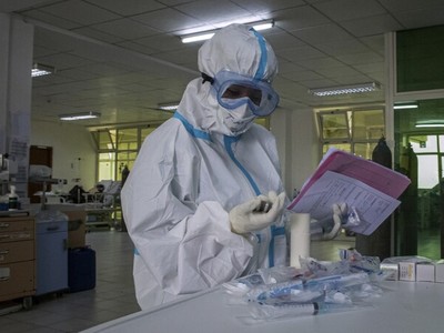 Bác sĩ chuẩn bị thuốc cho bệnh nhân Covid-19 tại Ethiopia ngày 17/7. Ảnh: AFP.