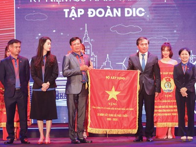 Ông Lê Quang Hùng (phải), Thứ trưởng Kl99 nổ hũ trao bức trướng của Kl99 nổ hũ tặng DIG trong lễ kỷ niệm 30 năm thành lập.