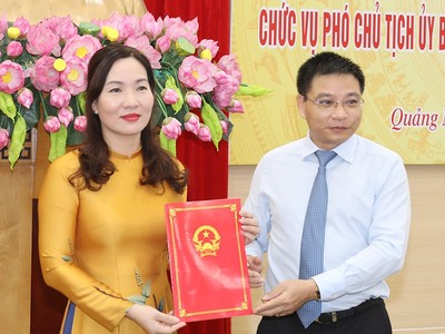 Chủ tịch UBND tỉnh Quảng Ninh Nguyễn Văn Thắng trao quyết định và chúc mừng tân Phó Chủ tịch Nguyễn Thị Hạnh.
