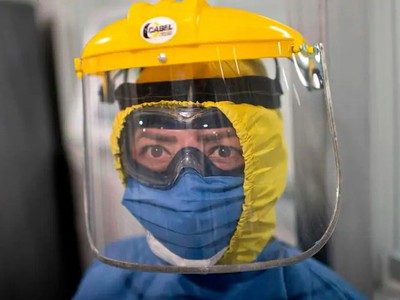 Nhân viên y tế điều trị bệnh nhân Covid-19 ở Mexico ngày 20/7. Ảnh: AFP.
