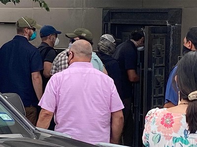 Nhóm nam giới phá cửa sau và đi vào trong tổng lãnh sự quán Trung Quốc tại Houston, Texas, ngày 24/7. Ảnh: Reuters.