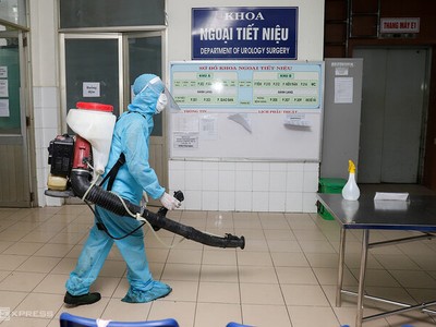 Quân đội phun thuốc khử khuẩn Bệnh viện Đà Nẵng, đêm 26/7.