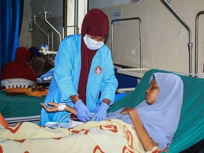 Y tá chăm sóc bệnh nhân Covid-19 ở Somalia ngày 29/7. Ảnh: AFP.