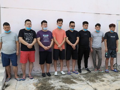 Các đối tượng bị bắt giữ khi chuẩn bị xuất cảnh trái phép qua biên giới. (Ảnh: Thanh Tân/TTXVN).