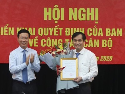 Trưởng Ban Tuyên giáo Trung ương Võ Văn Thưởng chúc mừng ông Phan Xuân Thủy vào cương vị mới.