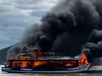 Tàu khách bị bốc cháy dữ dội trên biển.