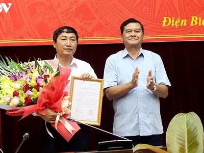 Ông Lò Văn Muôn – Phó Bí thư Thường trực Tỉnh ủy trao Quyết định bổ nhiệm cho ông Phạm Khắc Quân.