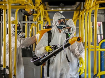Binh sĩ Brazil khử trùng xe buýt ở thành phố Curitiba hôm 10/8. Ảnh: AFP.