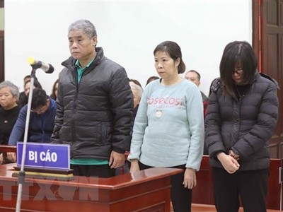 Từ trái qua phải, các bị cáo gồm tài xế Doãn Quý Phiến, nhân viên giám sát trên xe Nguyễn Bích Quy và Nguyễn Thị Bích Thủy (giáo viên chủ nhiệm lớp 1 Tokyo, Trường Gateway). (Ảnh: Doãn Tấn/TTXVN).