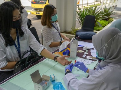 Người dân lấy mẫu xét nghiệm tại tỉnh Tây Java, Indonesia, hôm 14/8. Ảnh: AFP.