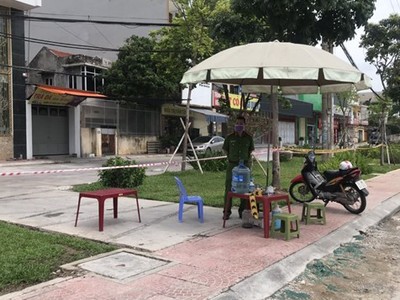 Chốt kiểm soát tại khu vực xung quanh nhà số 36 phố Ngô Quyền, thành phố Hải Dương. (Ảnh: Mạnh Tú/TTXVN).