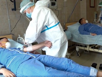 Nhân viên y tế chuẩn bị lấy máu từ người tình nguyện tham gia chương trình thử nghiệm vaccine của Nga hồi giữa tháng 7. Ảnh: Russian Defense Ministry.