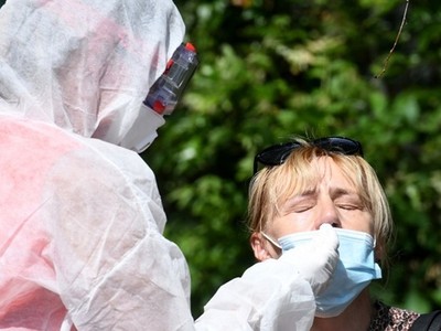 Nhân viên y tế lấy mẫu xét nghiệm Covid-19 cho một phụ nữ ở Zagreb, Croatia, hôm 17/8. Ảnh: AFP.