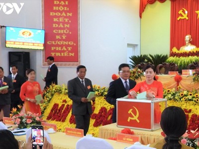 Các đại biểu bỏ phiếu bầu Ban chấp hành đảng bộ Huyện ủy Trần Văn Thời.
