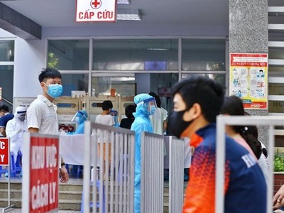 Người dân đến lấy mẫu xét nghiệm được bố trí ngồi chờ theo khu vực quy định. (Ảnh: Minh Quyết/TTXVN).