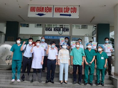 Ngày 18/8, Bệnh viện dã chiến Hòa Vang (thành phố Đà Nẵng) đã công bố 23 bệnh nhân mắc COVID-19 khỏi bệnh, trong đó có 4 bệnh nhân mắc COVID-19 đang chạy thận nhân tạo. (Ảnh: TTXVN).