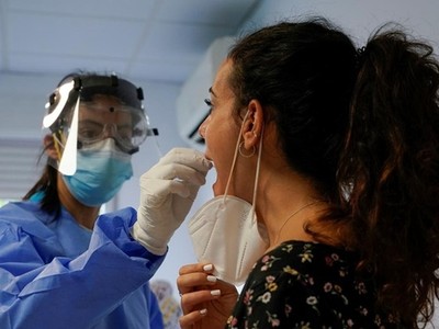 Nhân viên y tế lấy mẫu xét nghiệm nCoV cho một người dân ở Madrid, Tây Ban Nha, ngày 17/8. Ảnh: Reuters.