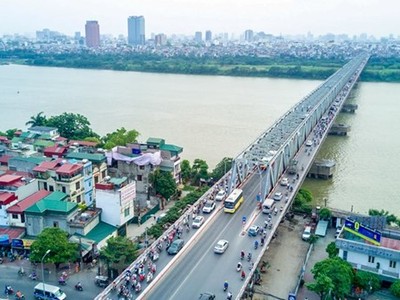 Phương tiện lưu thông qua cầu Chương Dương liên tục quá tải khiến dẫn đến hư hỏng, xuống cấp nếu không được sửa chữa, cải tạo sớm. (Ảnh: Vietnam+).