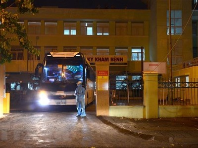 Bộ Tư lệnh Quân khu 5 tiến hành phun hóa chất tiêu độc khử trùng khu vực cổng bệnh viện Đà Nẵng. (Ảnh: Quốc Dũng/TTXVN).
