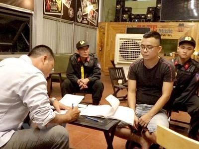 Lực lượng chức năng triệt phá đường dây lô đề. (Ảnh: TTXVN phát).
