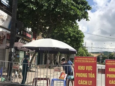 Khu vực phong tỏa trên phố Ngô Quyền (Hải Dương). (Ảnh: Mạnh Minh/TTXVN).