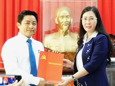 Bà Bùi Thị Quỳnh Vân, Bí thư Tỉnh ủy, Chủ tịch HĐND tỉnh Quảng Ngãi trao quyết định điều động ông Nguyễn Minh Đạo giữ chức Bí thư Huyện ủy Mộ Đức (nhiệm kỳ 2020-2025).