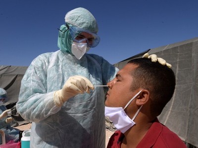 Y tá làm xét nghiệm nCoV tại một bệnh viện quân sự tại Tunisia ngày 26/8. Ảnh: AFP.