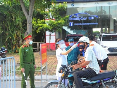 Kiểm soát người ra vào thành phố Hải Dương tại chốt kiểm tra trên đường Trường Chinh. (Ảnh: Mạnh Minh/TTXVN)