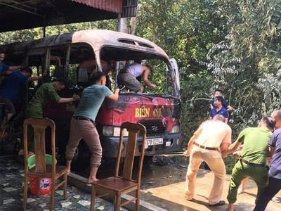 Xe 29 chỗ bị thiêu rụi vì gia chủ thắp hương bất cẩn
