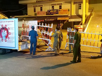 Lực lượng chức năng dỡ chốt cách ly trên đường Phan Đình Phùng, TP Tam Kỳ lúc 0h ngày 25/8.