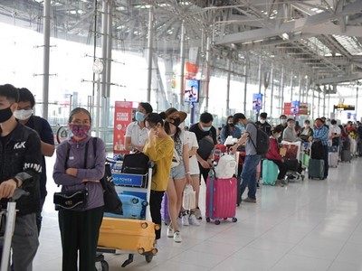 Công dân Việt Nam xếp hàng làm thủ tục chờ lên máy bay về nước. Ảnh minh họa. (Ảnh: Hữu Kiên/TTXVN).