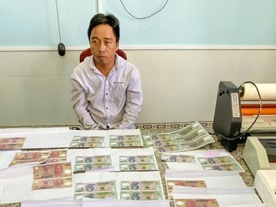 Đối tượng Trần Văn Tâm cùng tang vật. (Ảnh: TTXVN phát).