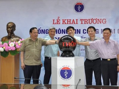 Lãnh đạo Bộ Y tế khai trương Cổng thông tin công khai giá trang thiết bị y tế. (Ảnh: PV/Vietnam+).
