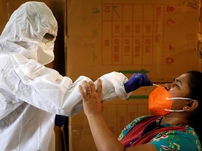 Nhân viên y tế lấy mẫu xét nghiệm cho một người dân ở Mumbai, Ấn Độ, ngày 7/9. Ảnh: Reuters.