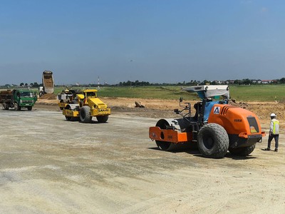Sân bay Nội Bài đang được nâng cấp đường băng, đường lăn.